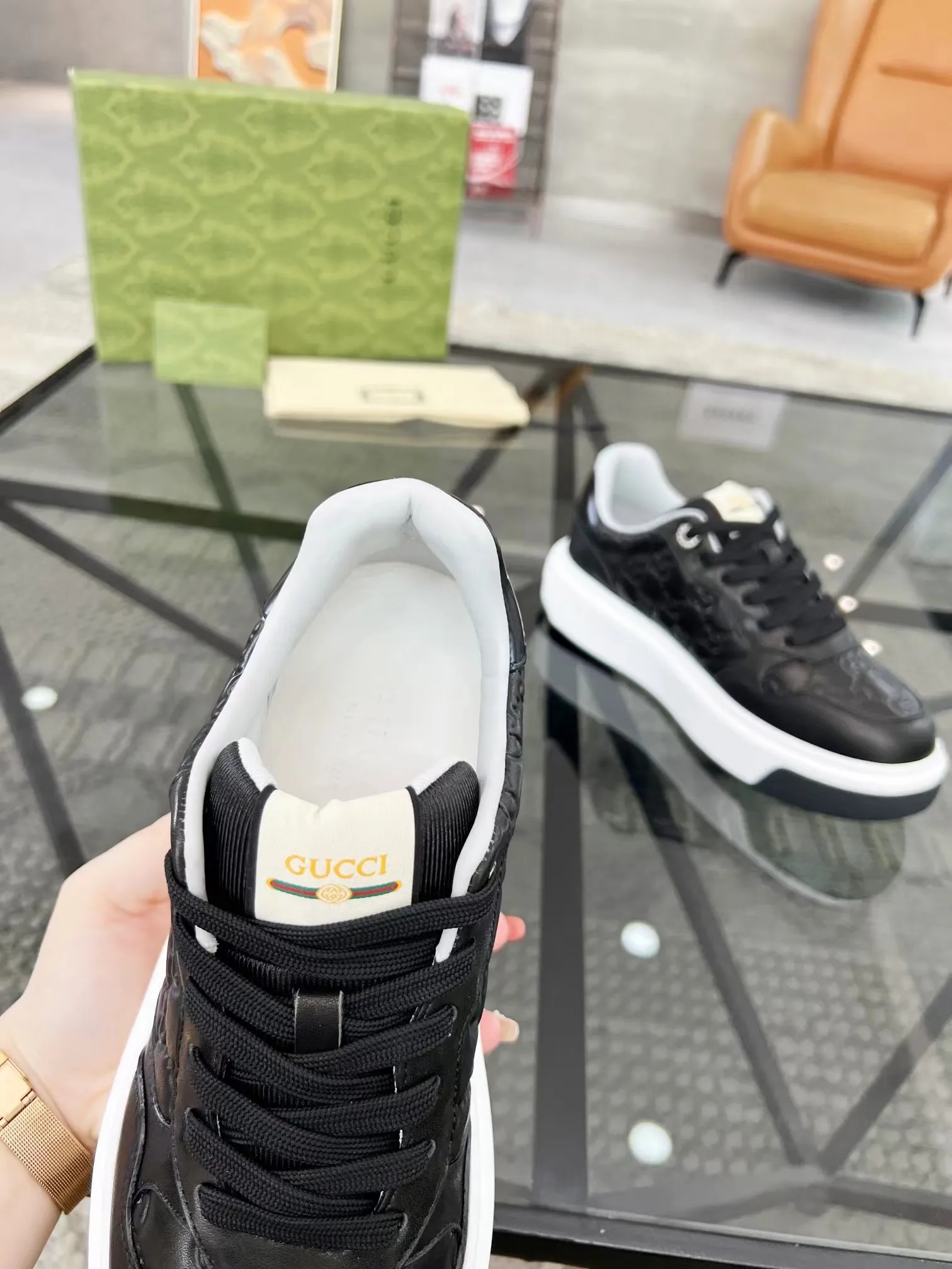 P440 new men's shoes GUCCI [Lightning] latest shoes are shipped. Original quality, fashionable, made of special materials, sheepskin lining, brand new packaging. The foot feels super comfortable and the workmanship is impeccable. Size: Male 38-45.
